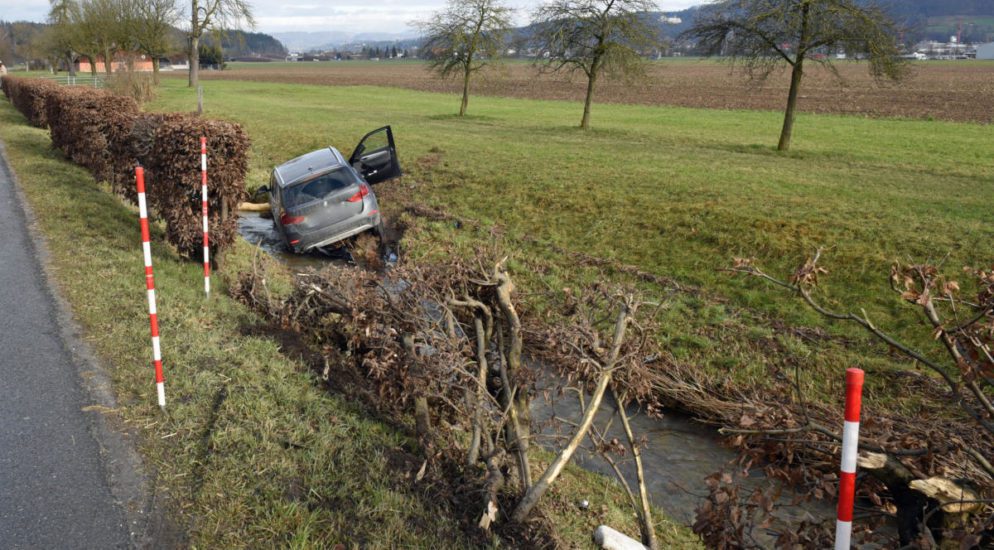 Autounfall Langnau bei Reiden LU: BMW landet im Huebbach