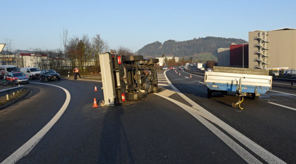 Autobahn A2, Dagmersellen LU: Lieferwagen verunfallt