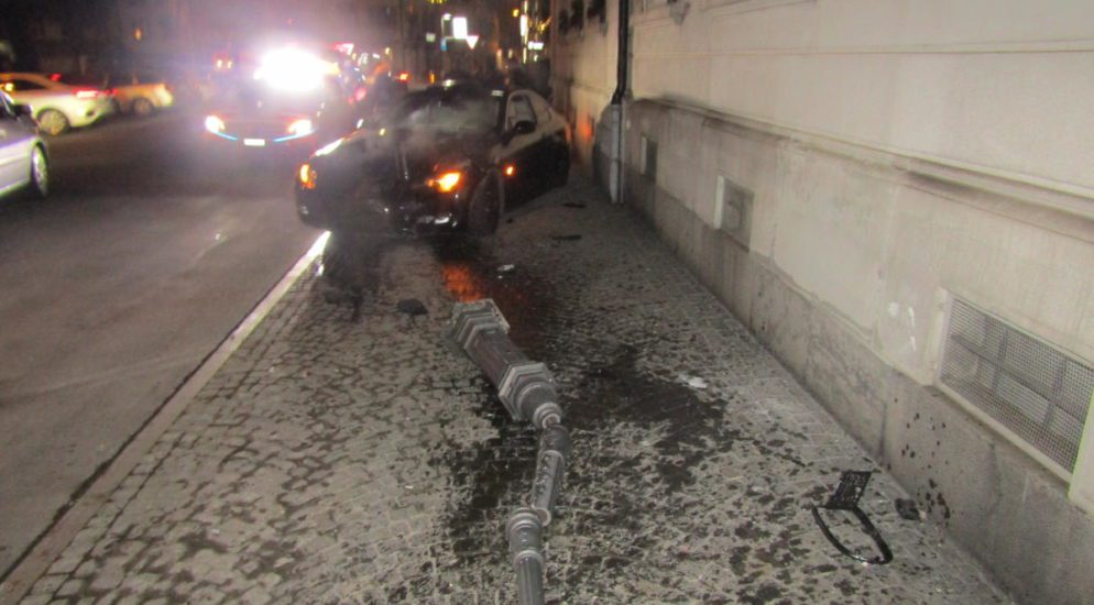 Glarus GL: Autolenker (19) crasht bei Drift-Manöver in Mauer