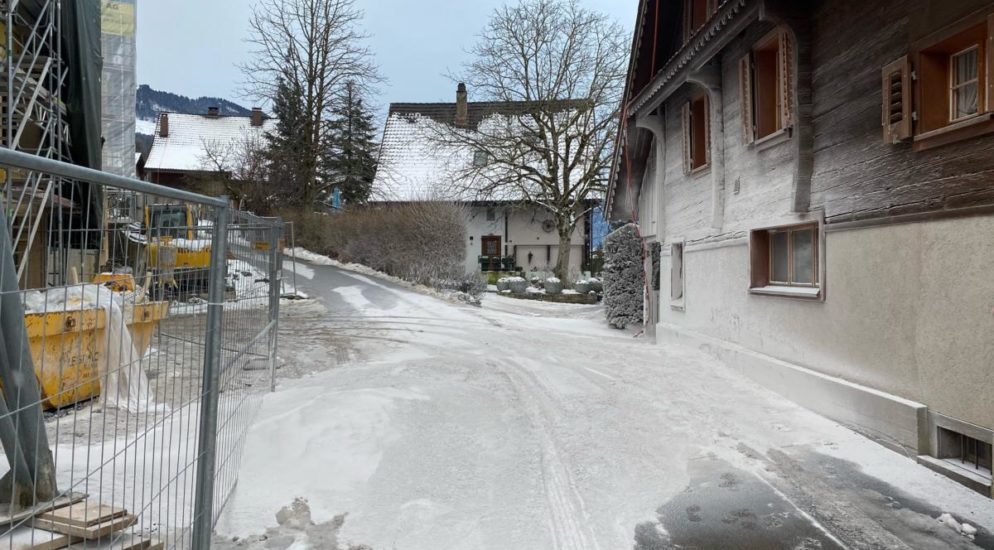 Walchwil: Vier Tonnen Gipspulver auf Hausfassaden, Autos und Strassen