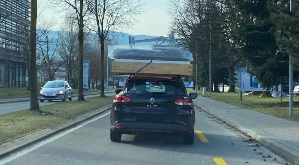Rotkreuz: Komplettes Bett auf Autodach transportierte!