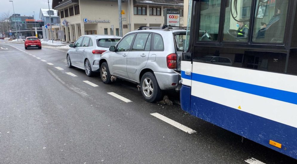 Unfall in Unterägeri ZG - Linienbus kracht in Auto