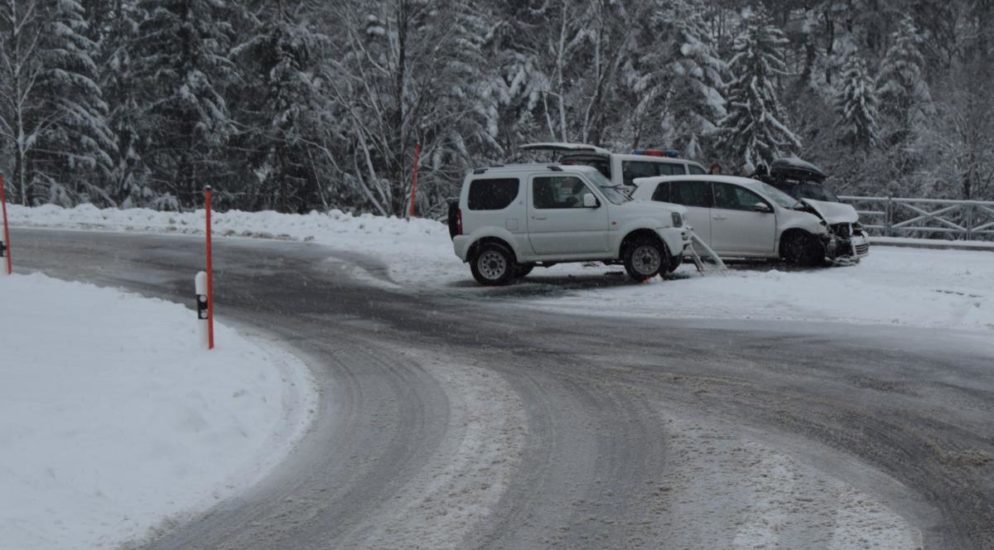 Zwei Verkehrsunfälle durch schneebedeckte Straßen in Rehetobel und Speicher