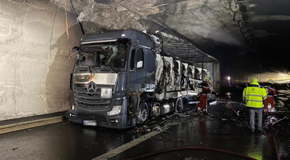 Lastwagenbrand sorgt für Sperrung der Autobahn A2