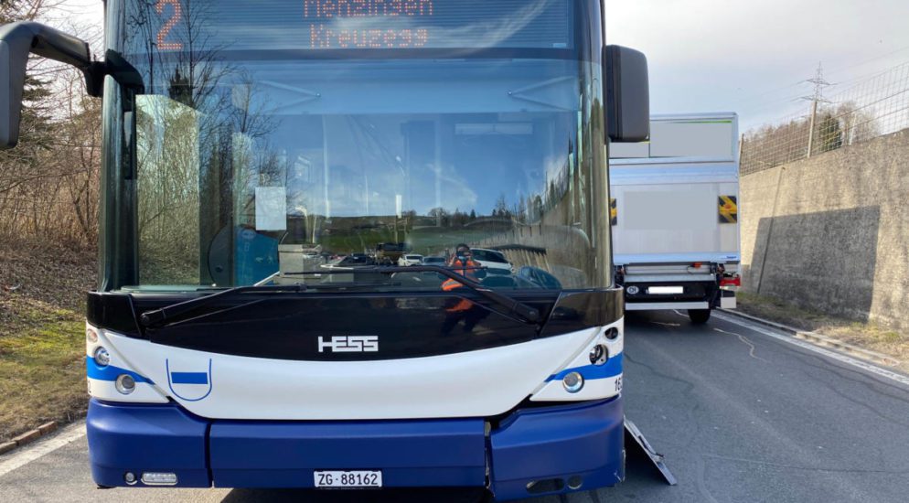 Streifkollision zwischen Bus und PW in Menzingen