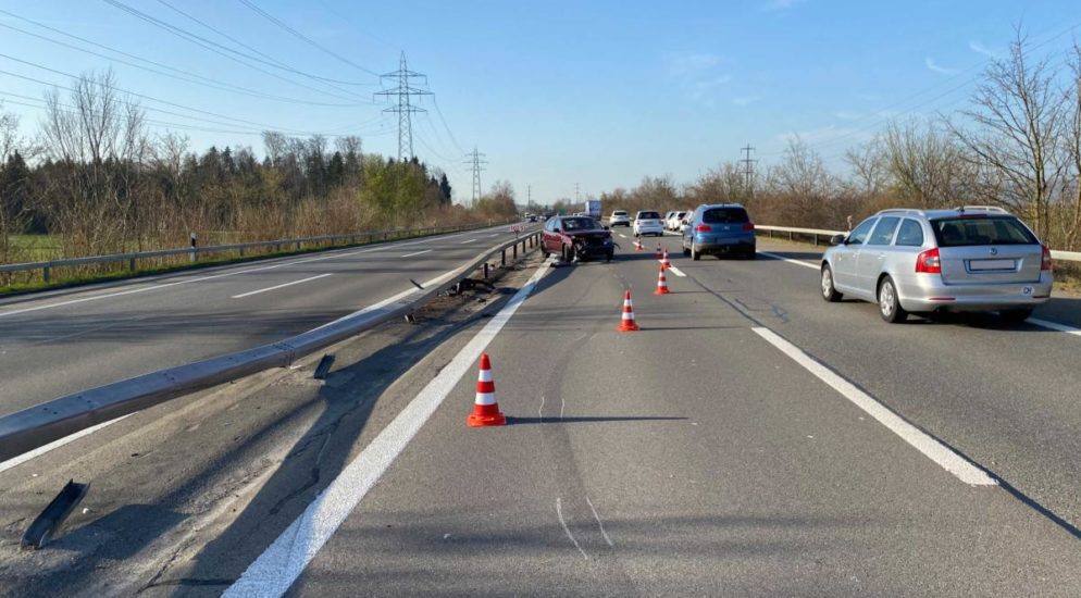 Risch Rotkreuz ZG - Auto prallt in Leitplanke: Totalschaden!