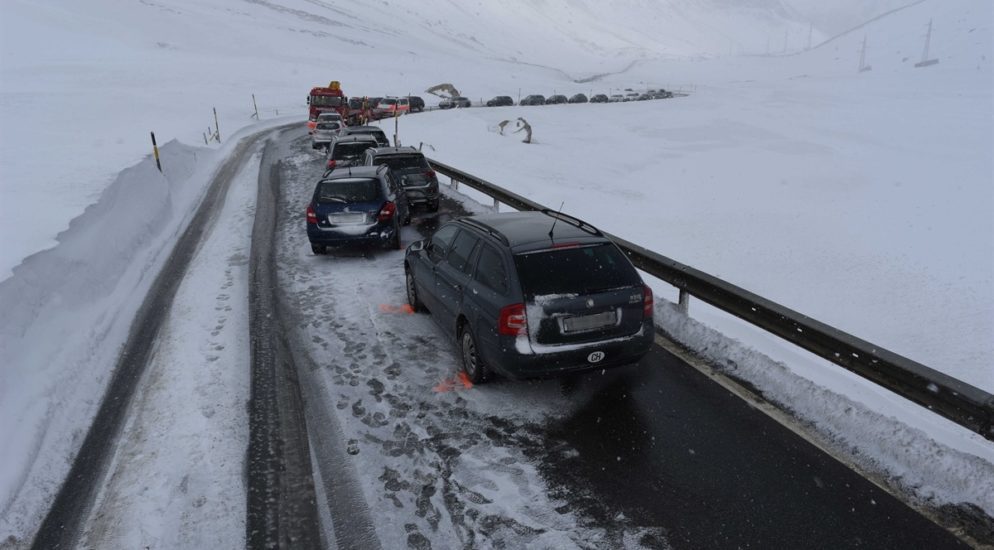 Julierpassstrasse: Auffahrunfall zwischen 6 Fahrzeugen wegen Schneegestöber