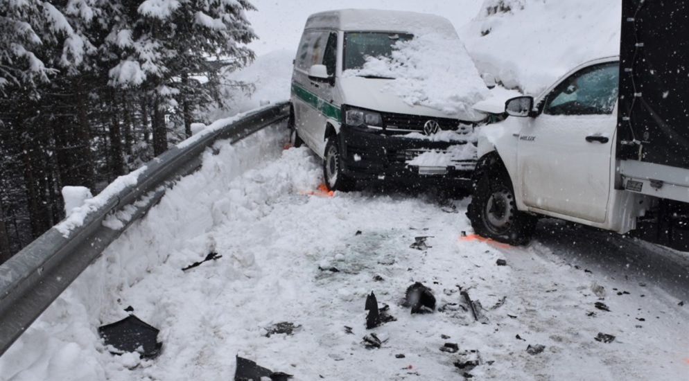 Crash zwischen zwei Lieferwagen in Davos Monstein