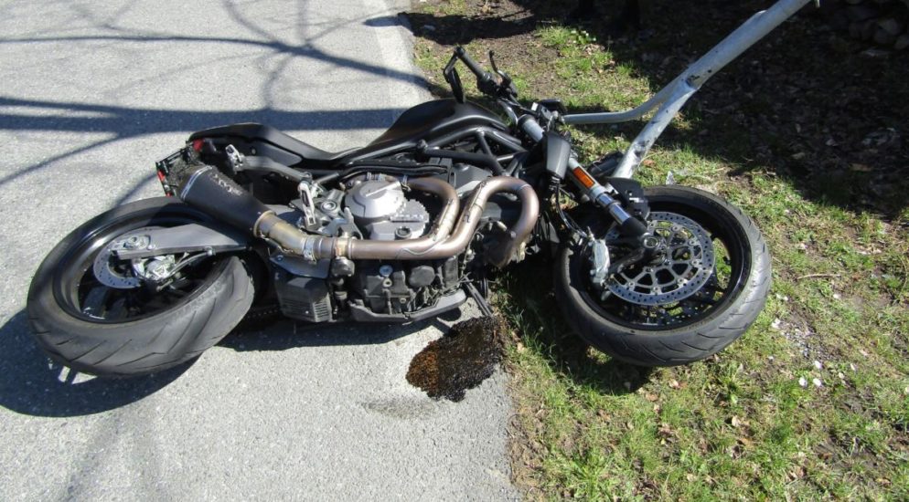 Motorradlenker nach Selbstunfall in Mollis verletzt