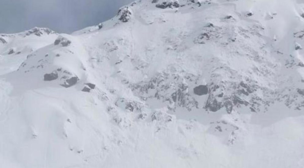 Andermatt UR: Schneebrett reisst zwei Skifahrer mit