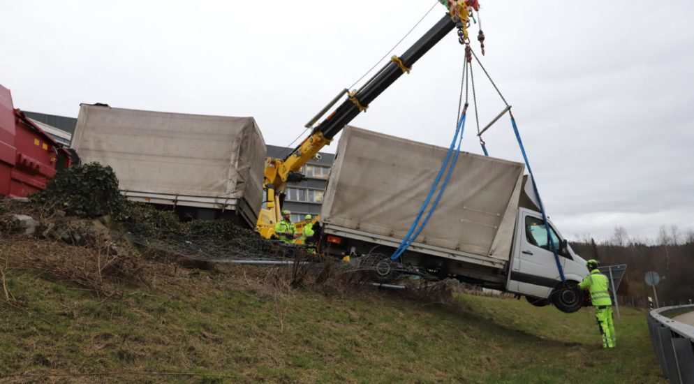 St.Gallen: Fahrzeugkombination rollt 40 Meter den Hang hinunter