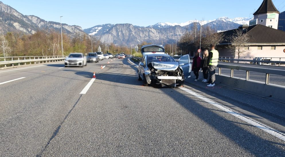 Verkehrsunfall auf A13 bei Fläsch: Autofahrerin (19) mit Mittelleitplanke kollidiert