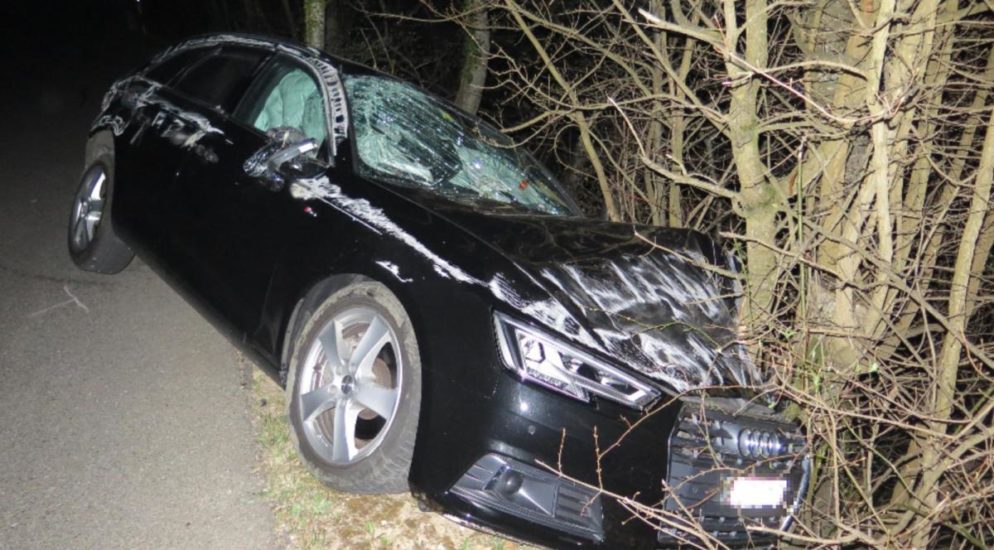 Autounfall Eptingen BL - Fahrer (18) gegen Baum geschleudert