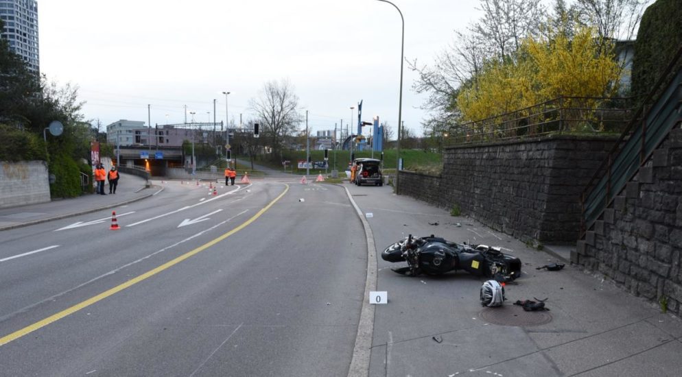 Motorradlenker (19) bei Unfall in Dietikon ZH schwer verletzt
