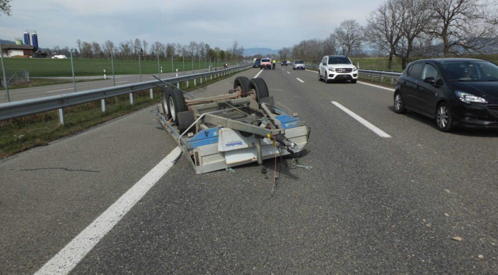 Verkehrsunfall mit Anhänger auf Autobahn bei Kriessern SG