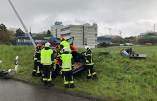 Verkehrsunfall Villars-sur-Glâne FR: Fahrerin (31) prallt gegen Laternenpfahl