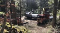 Bennwil BL: Lastwagen kippt ins Bachbett