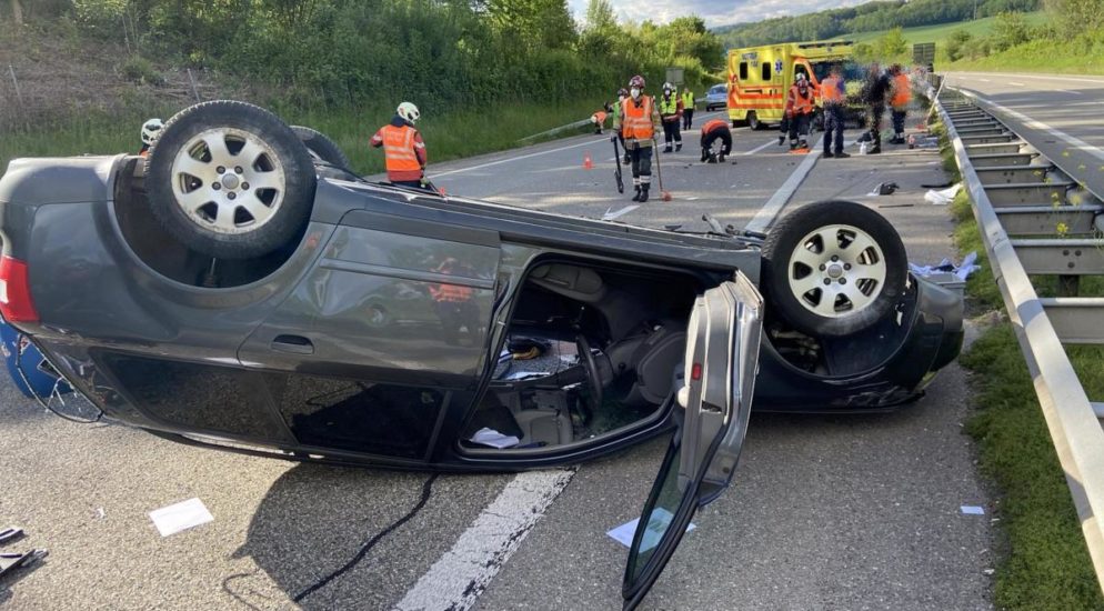Arisdorf BL: Bei Verkehrsunfall auf der A2 auf dem Dach gelandet