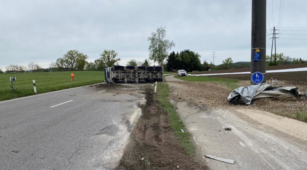 Spektakulärer Lastwagen-Unfall in Neerach ZH
