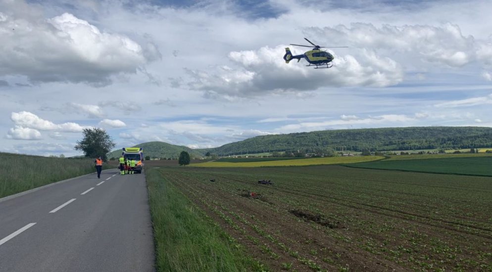 Oberhallau SH - Motorradlenker landet im Acker