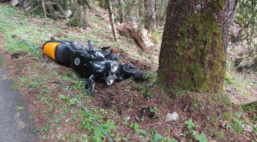 Verkehrsunfälle Mitlödi, Näfels GL - Motorradlenker bewusstlos
