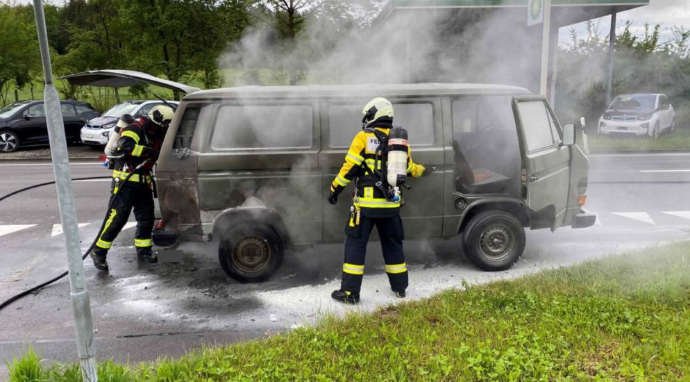 An der Sinserstrasse in Cham ist es zu einem Brand an einem Fahrzeugmotor in der Nähe einer Tankstelle gekommen. Es wurde niemand verletzt. Der Fahrzeugbrand ereignete sich am Mittwochmorgen (19. Mai 2021), kurz nach 08:30 Uhr, auf der Sinserstrasse in Cham. Aus noch nicht bekannten Gründen hat ein älterer Kleinbus im Bereich des Motors angefangen zu brennen. Dabei wurde niemand verletzt. Das Feuer konnte durch freiwillige Helfer und Angehörige der Feuerwehr Cham rasch gelöscht werden. Der Brand entstand aufgrund eines technischen Defektes am Fahrzeug. Die Sinserstrasse musste während der Löscharbeiten in beide Richtungen gesperrt werden. Siehe Meldung von heute Morgen Im Einsatz standen Mitarbeitende der Feuerwehr Cham, eines privaten Abschleppdienstes sowie der Zuger Polizei.