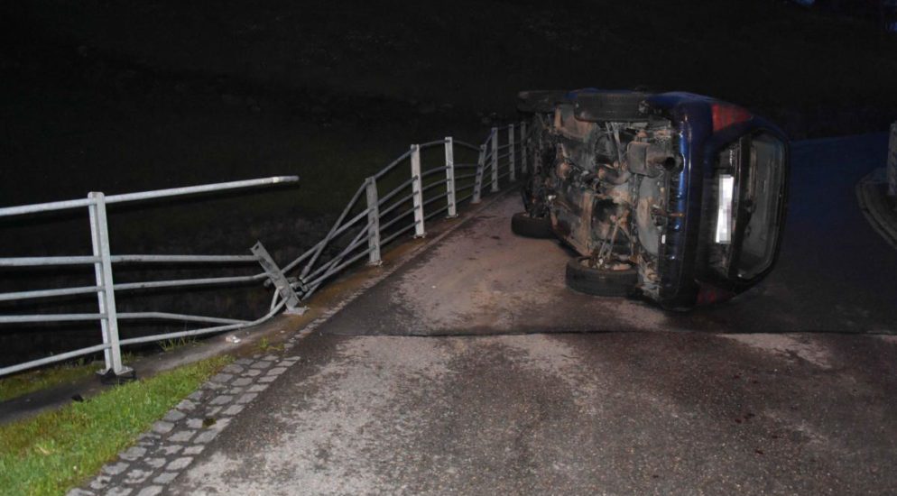Grabs SG: Mann crasht bei Unfall gegen Brückengeländer