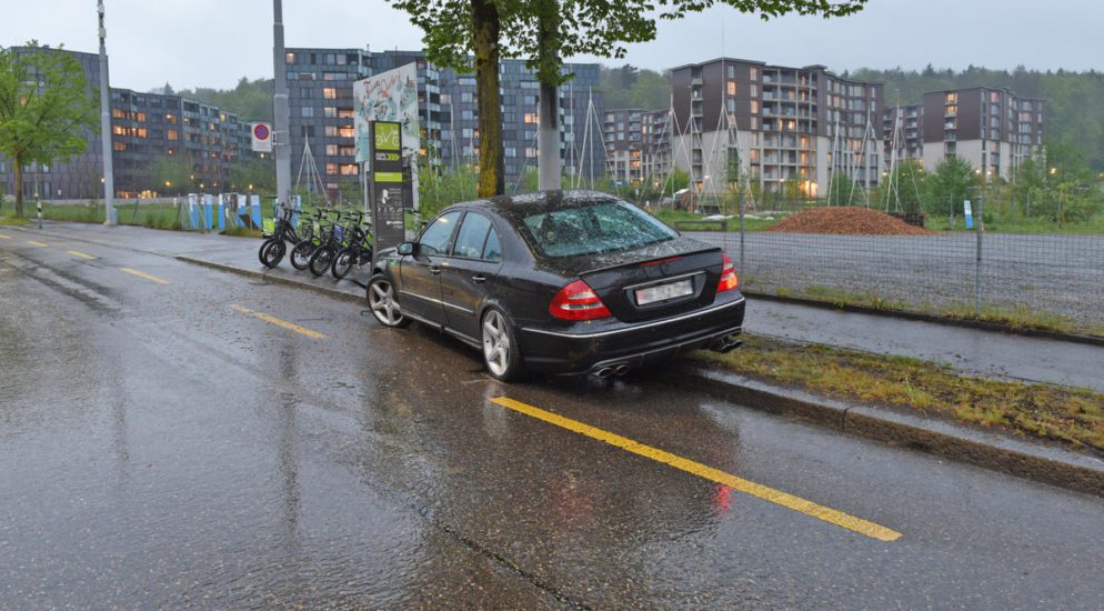 Mercedes kollidiert bei Unfall in Zürich ZH mit Baum