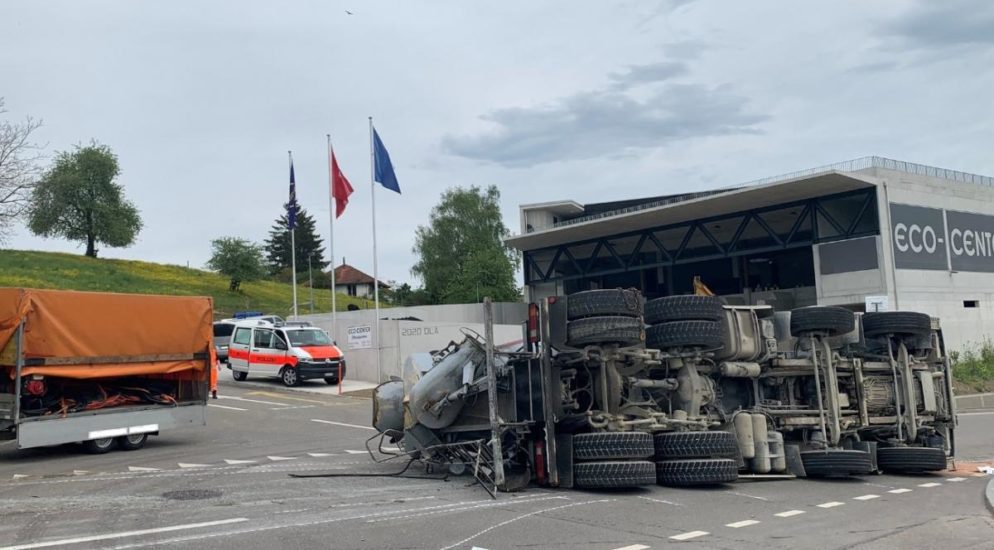 Schwerer Verkehrsunfall mit einem Lastwagen in Riet bei Neftenbach