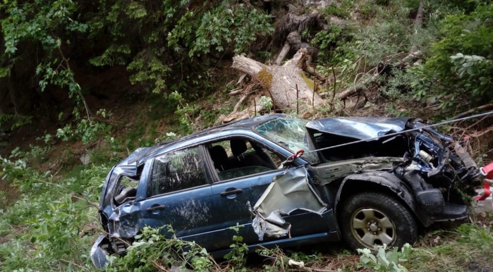 Pany GR - Kollision mit Leitplanke: Unfallauto überschlägt sich mehrfach
