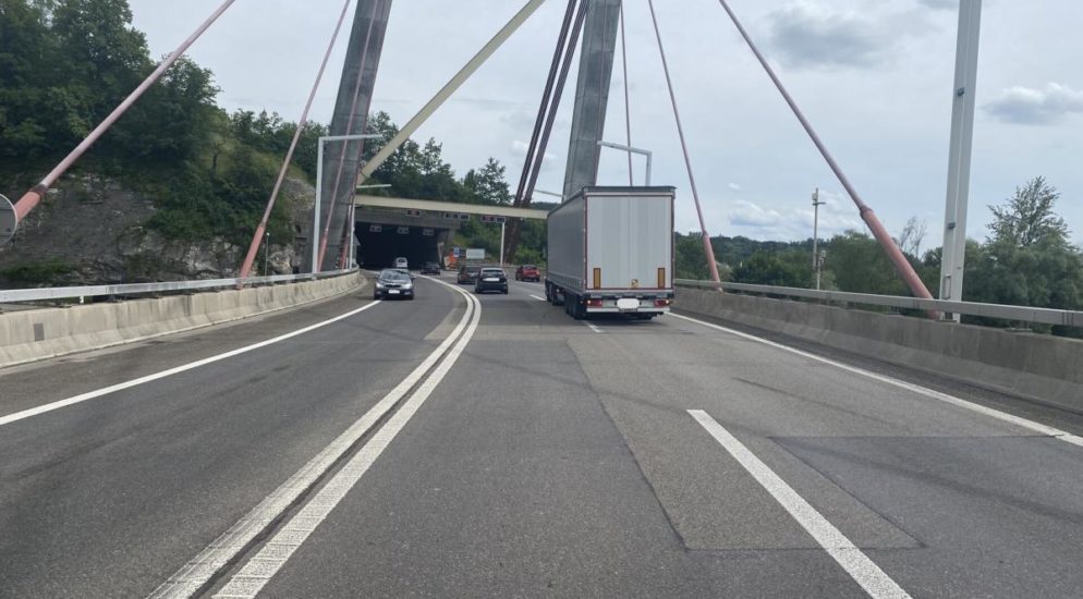 A4, Stadt Schaffhausen: Verkehrsunfall zwischen LKW und PW