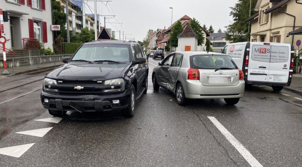 Personenwagenlenkerin nach Verkehrsunfall in Aesch verletzt