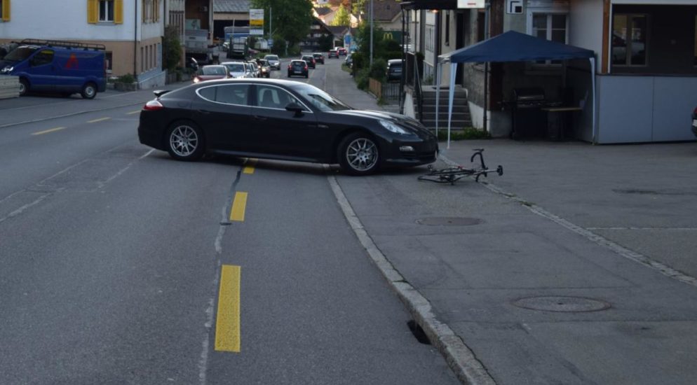 Verkehrsunfall zwischen Rennvelofahrer und PW in Herisau