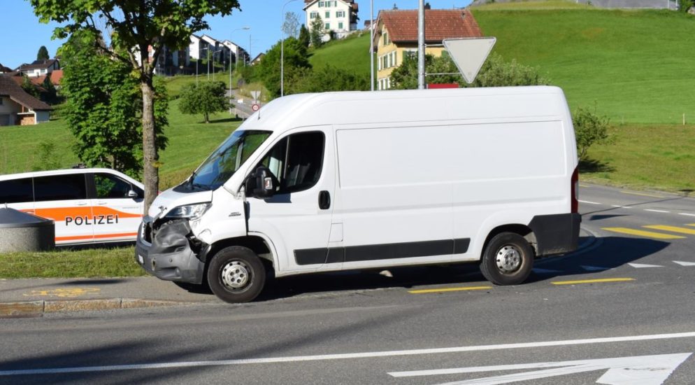 Verkehrsunfall in Waldstatt AR: Lieferwagenfahrer übersieht Postauto