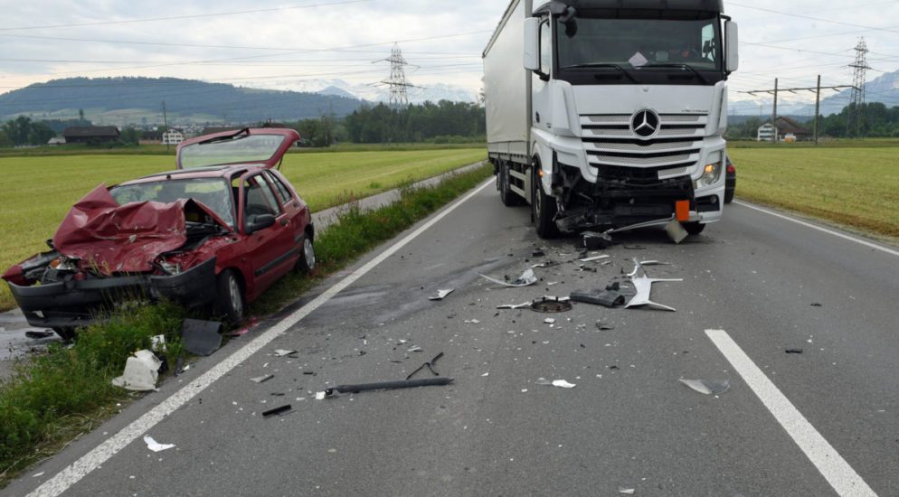 Inwil LU: Schwerer Frontal-Unfall mit Lastwagen