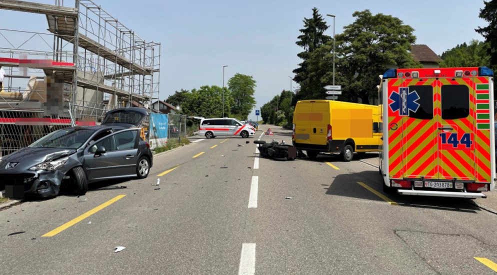 Unfall zwischen Motorrad, Lieferwagen und Auto in Sirnach TG