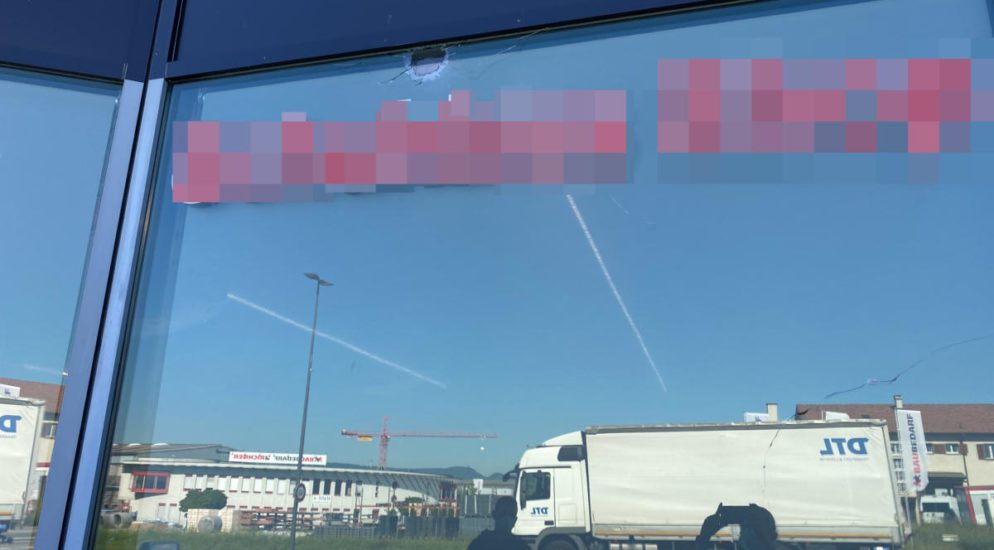 Fensterscheiben in Hunzenschwil AG mit Bollensteinen beschädigt