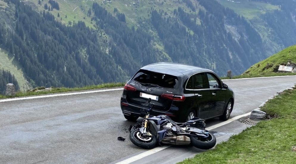 Unterschächen UR: Zwei 26-jährige Motorradfahrer am Klausenpass verunfallt