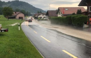 Unwetter Kanton Freiburg: Überschwemmungen und Verkehrsbehinderungen