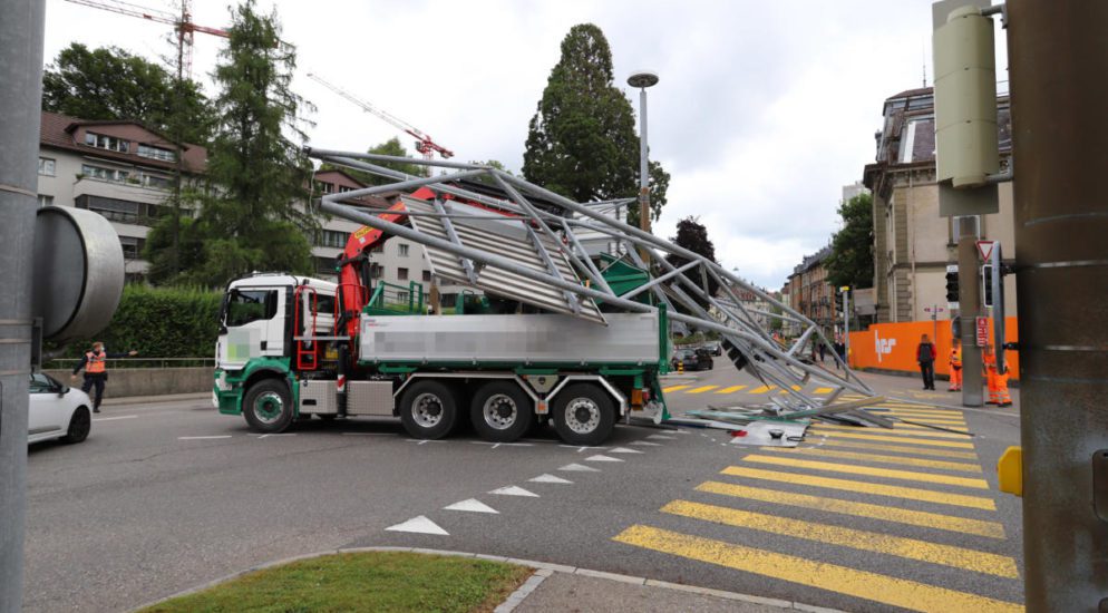 St.Gallen - Der Kran war nicht ganz eingefahren: LKW kollidiert mit Ampelvorrichtung