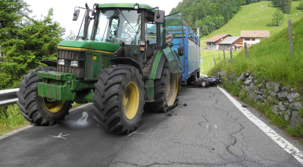 Motorradfahrer bei Verkehrsunfall in Rickenbach mit Traktor kollidiert