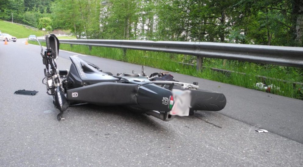 Vorderthal SZ: 26-jähriger Motorradfahrer tödlich verunfallt