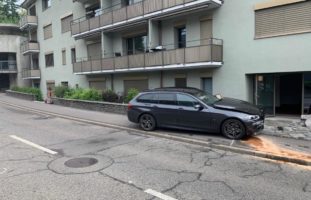 Stadt Zürich - Straßensperrung nach Kollision zweier PW mit einem Verletzten