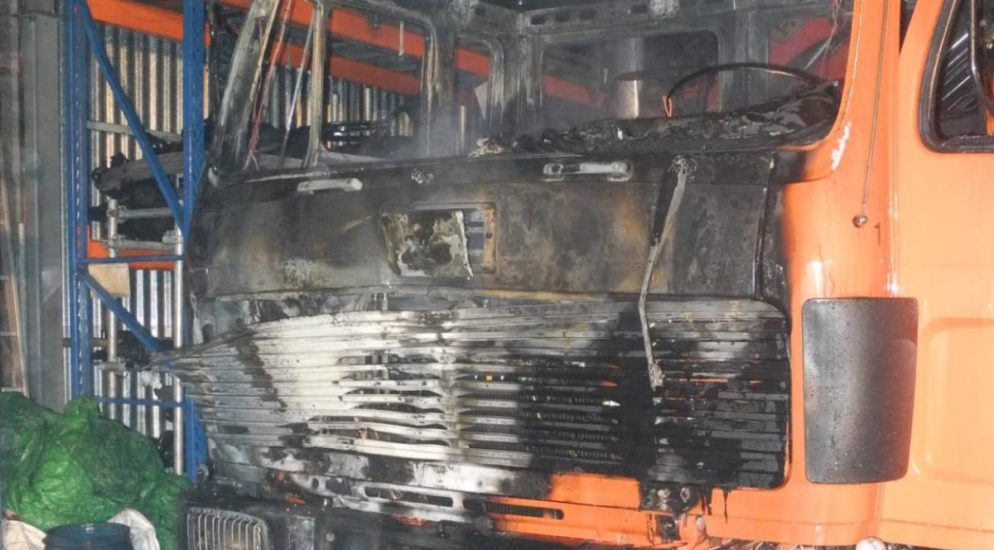 Brand in Reichenburg: Lastwagen und Motorrad zerstört