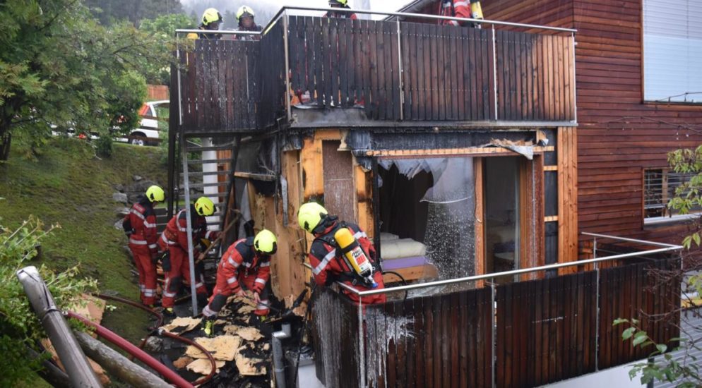 Brigels GR - Grossaufgebot der Feuerwehr löscht Fassade eines Ferienhauses