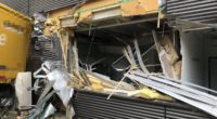Härkingen SO: Lastwagen mit Anhänger prallt in Industriegebäude