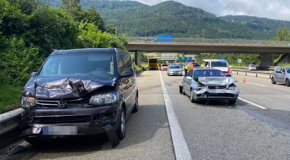A2 Egerkingen - Drei Verletzte aus zwei Fahrzeugen nach Auffahrunfall