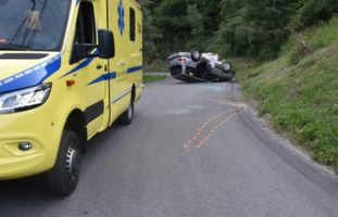 Verkehrsunfall Andeer GR: Fahrerin mit Kind (4 Monate) im Auto mit Böschung kollidiert