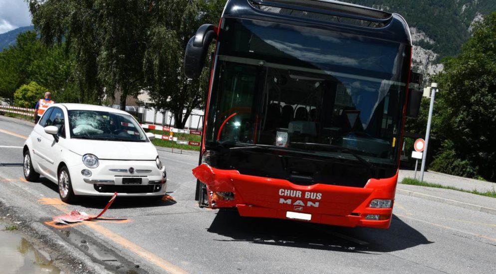 Bus-Unfall in Chur GR - PW nach Crash abgeschleppt