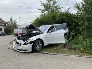Oberwil-Lieli AG: Walze kracht in Autos